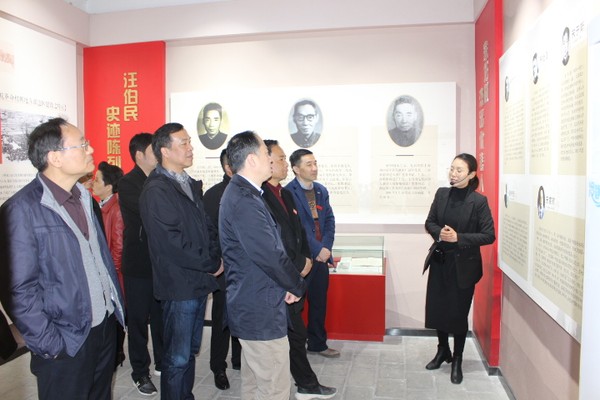 聆听详细讲解.JPG