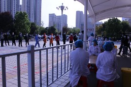 2.保安维持核酸采样秩序.JPG