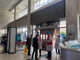5.志愿者协助门诊管控.jpg